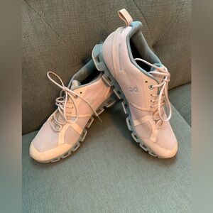 On Cloud Running waterproof light rose color sneakers shoes women’s size 7
